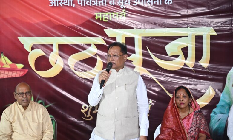 Jashpur: Chief Minister Sai offered prayers to the Sun at Duldula Chhath Ghat in Jashpur, prayed for the happiness, prosperity and well-being of the state, Chief Minister Sai announced the beautification of Duldula Chhath Ghat.