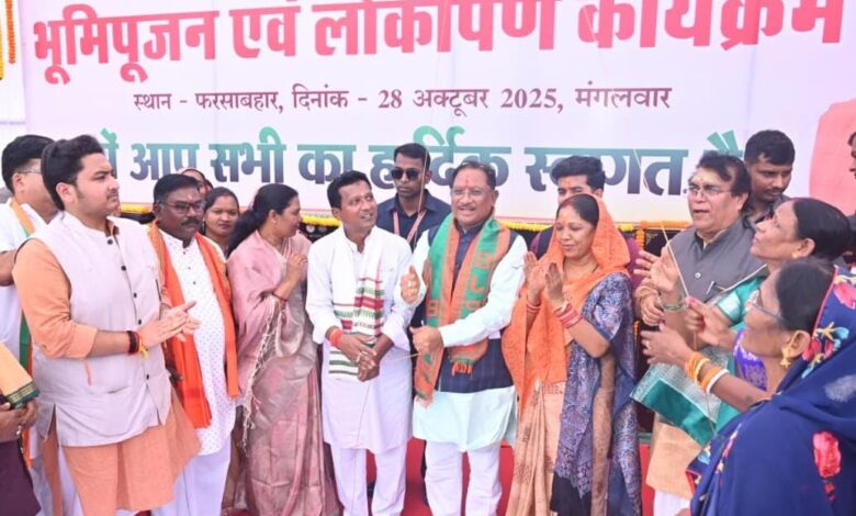 Jashpur: Chief Minister Vishnudev Sai inaugurated and performed bhoomi pujan of 13 works worth Rs 40.89 crore in Farsabahar of Jashpur district, inaugurated 4 works worth Rs 4.16 crore and performed bhoomi pujan of 9 development works worth Rs 36.72 crore.