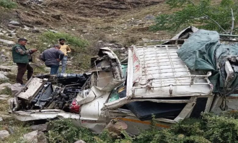 Major Accident: A heartbreaking accident! A pickup full of devotees falls into a ditch, killing 8. The area is in mourning. Overloading and gross negligence caused the major accident.