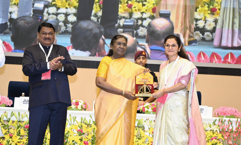 Vigyan Bhawan: From Dharti Aba's courtyard to Vigyan Bhawan - Korea's development story gains national recognition; President Draupadi Murmu honours Collector Chandan Tripathi for his outstanding performance at Dharti Aba