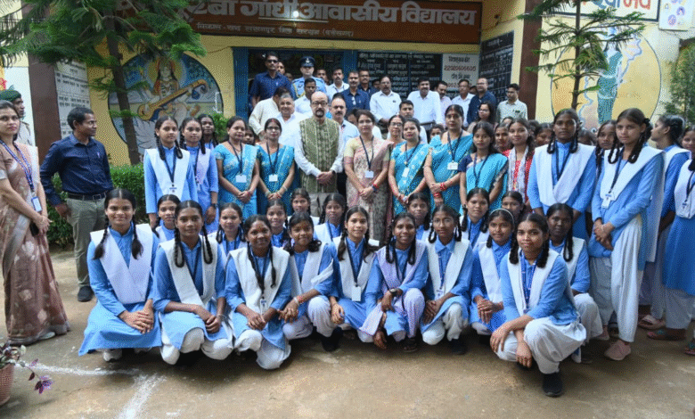Sarguja: Governor Ramen Deka reached Kasturba Gandhi Girls Residential School, Rajpurikala, inspired the children to work hard and study diligently, it was announced to provide 5 computer systems to the school.