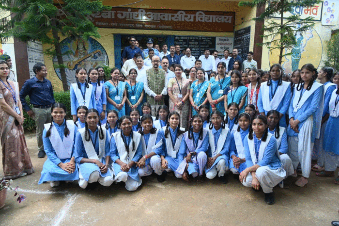 Sarguja: Governor Ramen Deka reached Kasturba Gandhi Girls Residential School, Rajpurikala, inspired the children to work hard and study diligently, it was announced to provide 5 computer systems to the school.