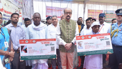 PM Awaas Yojana: Governor Ramen Deka honored the beneficiaries of the PM Awas Yojana, inspected the material produced by the sisters of the self-help group, and encouraged them to move forward.
