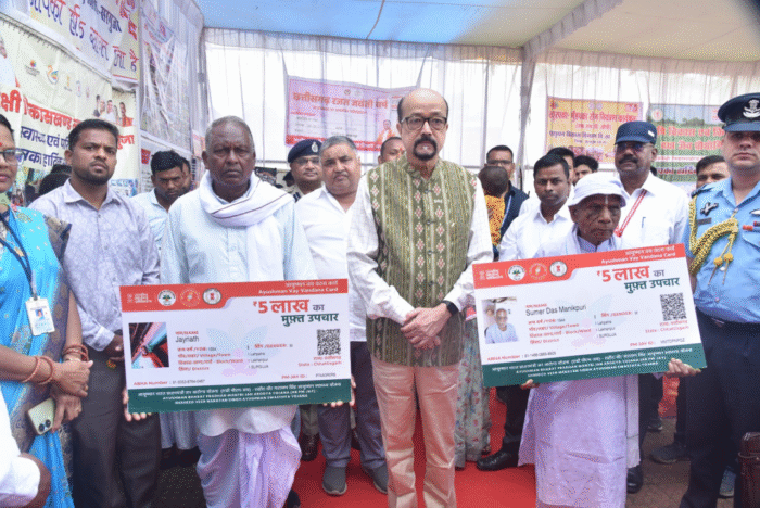 PM Awaas Yojana: Governor Ramen Deka honored the beneficiaries of the PM Awas Yojana, inspected the material produced by the sisters of the self-help group, and encouraged them to move forward.