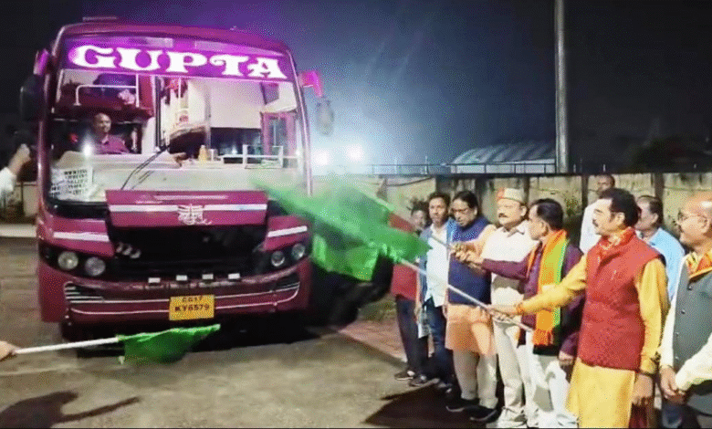 Green Flagged: 87 pilgrims from Bastar district were sent off under the Shri Ramlala Darshan Yojana.
