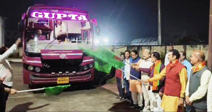 Green Flagged: 87 pilgrims from Bastar district were sent off under the Shri Ramlala Darshan Yojana.