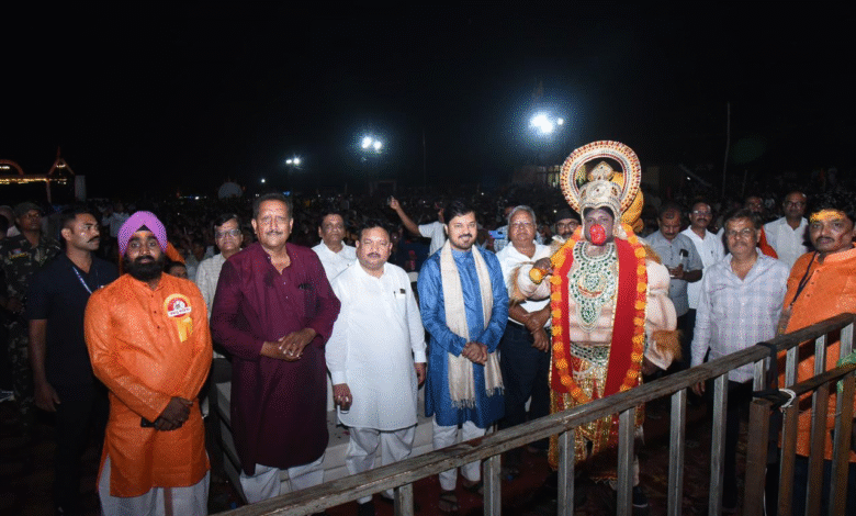 MLA Anuj: Grand celebration of Vijayadashami in Kharora of Dharsiwa, MLA Anuj Sharma participated in Ravana Dahan.