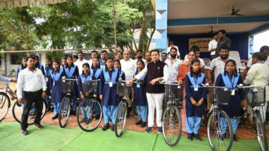MLA Dr. Sampat Agarwal: Saraswati Cycle Distribution Ceremony in Savitripur: MLA Dr. Sampat Agarwal gave the gift of empowerment to daughters, Saraswati Cycle Distribution Ceremony, MLA Dr. Sampat Agarwal attended as the chief guest, said – the path to education has become easier
