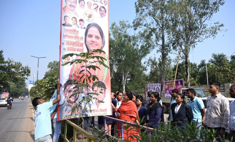 The Mayor and Commissioner inspected Raipur GE Road...! Strict enforcement of the flex-free zone... The Mayor sent a powerful message by removing his own birthday poster.