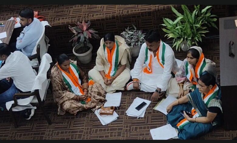 Raipur Municipal Corporation: Uproar in the general assembly! Angry councilors protested after being denied time during question hour...demonstration in the sanctum sanctorum...watch the video here