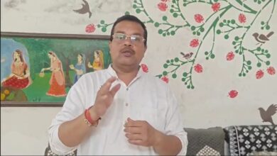 Bad Comments: Inappropriate comments on great men...! Chhattisgarh Kranti Sena President Anurag Agrawal expressed his strong objection by releasing back-to-back videos... Listen here.