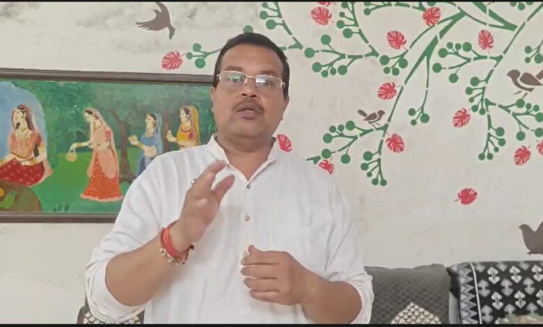 Bad Comments: Inappropriate comments on great men...! Chhattisgarh Kranti Sena President Anurag Agrawal expressed his strong objection by releasing back-to-back videos... Listen here.