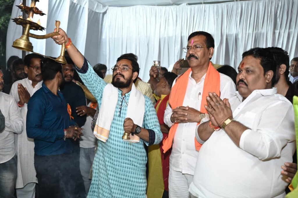 MLA participate in Chhath Puja : गजराज बांध में छठ पूजा में शामिल हुए विधायक मोतीलाल साहू…! प्रदेश की सुख-समृद्धि की कामना