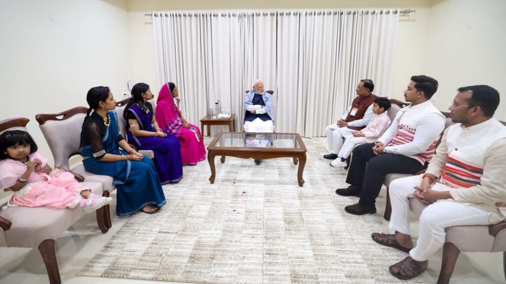 PM Narendra Modi : तीन पीढ़ियों संग पीएम से मिले CM साय…! आत्मीय भेंट बनी परिवार के लिए यादगार पल