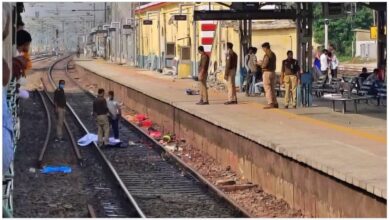 Kalka Mail Express: Oh, another tragic accident! Four devotees tragically died while crossing the railway tracks...they had come to bathe in the Ganges on Kartik Purnima.