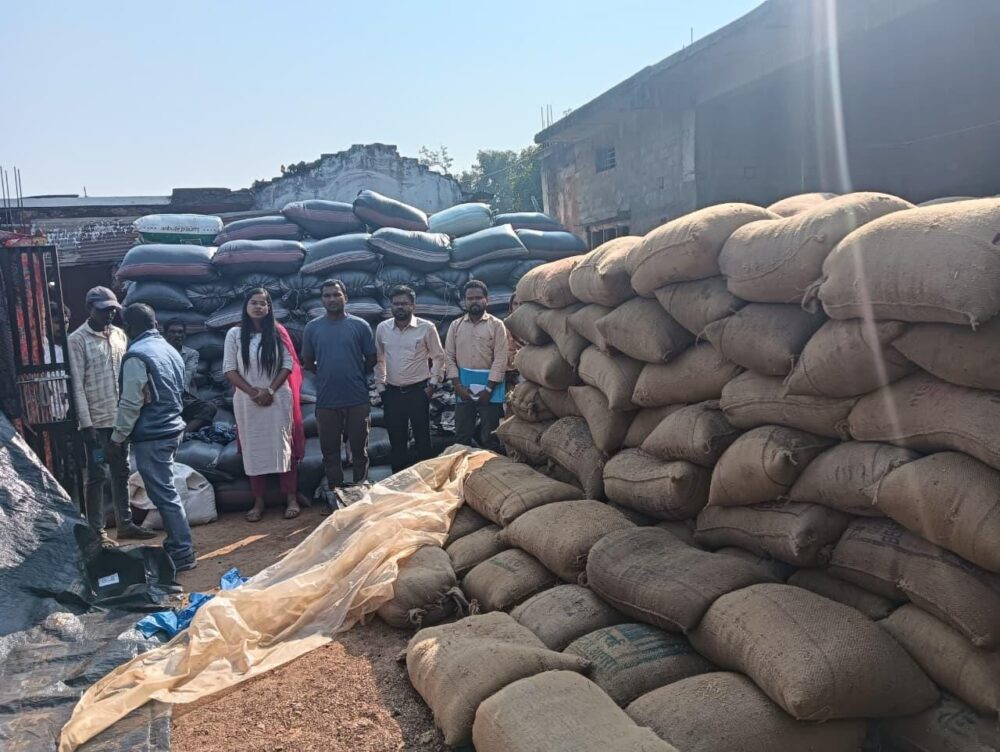 Paddy Smugglers: Major action in Manpur! House raided...over 223 quintals of illegal paddy seized...Collector closely monitoring