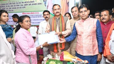 CG Rajyotsav: Revenue Minister Tankaram Verma and Minister in Charge Shyam Bihari Jaiswal lit the lamp...Excellent Panchayats were honoured.
