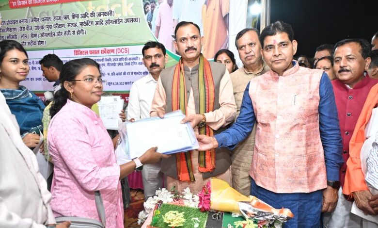 CG Rajyotsav: Revenue Minister Tankaram Verma and Minister in Charge Shyam Bihari Jaiswal lit the lamp...Excellent Panchayats were honoured.