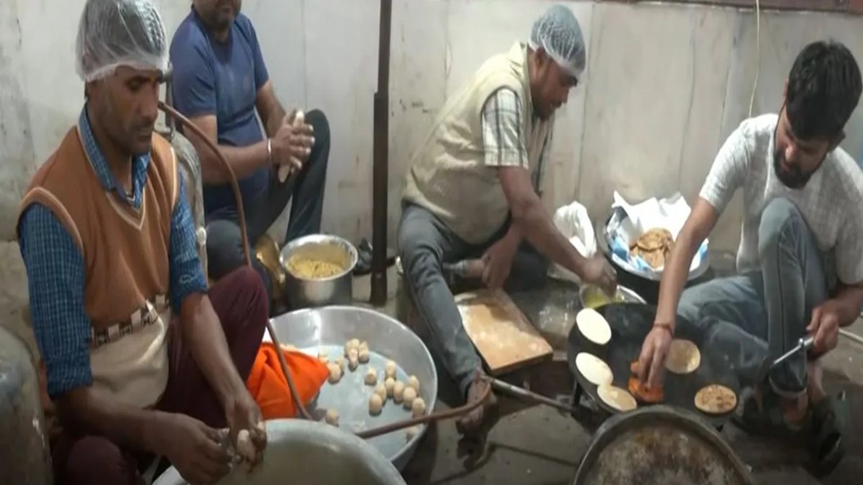 Big Celebrations: Preparations are in full swing at the BJP headquarters! Jalebi, Sattu Paratha, and Litti Chokha...see how preparations are going in Delhi here! Video