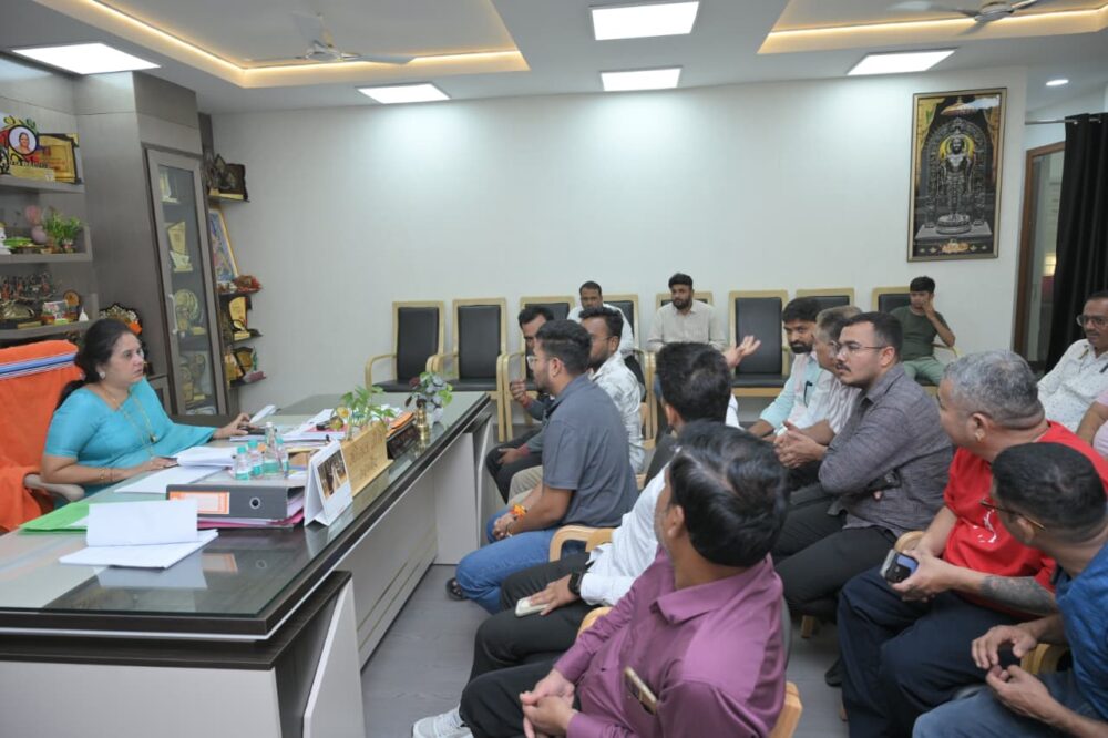 Chowpatty Vendor: Mayor Meenal Choubey gave focused instructions to Smart City and NANI for vendors...Met Chowpatty vendors