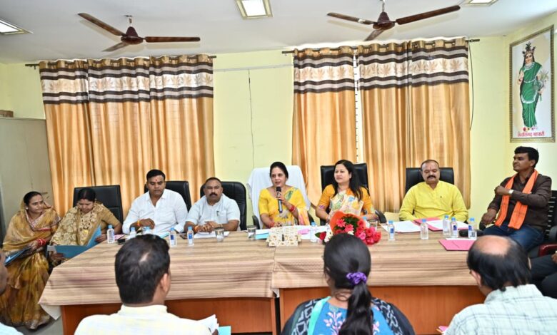 Mayor's Action: The Mayor took charge...! He directed the cleanliness drive with the councilors...and instructed them to strictly maintain cleanliness in their wards.