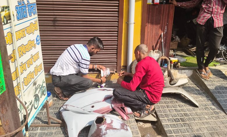 Raipur Municipal Corporation has tightened its grip on illegal and unsanitary shops...! 3 shops have been sealed.