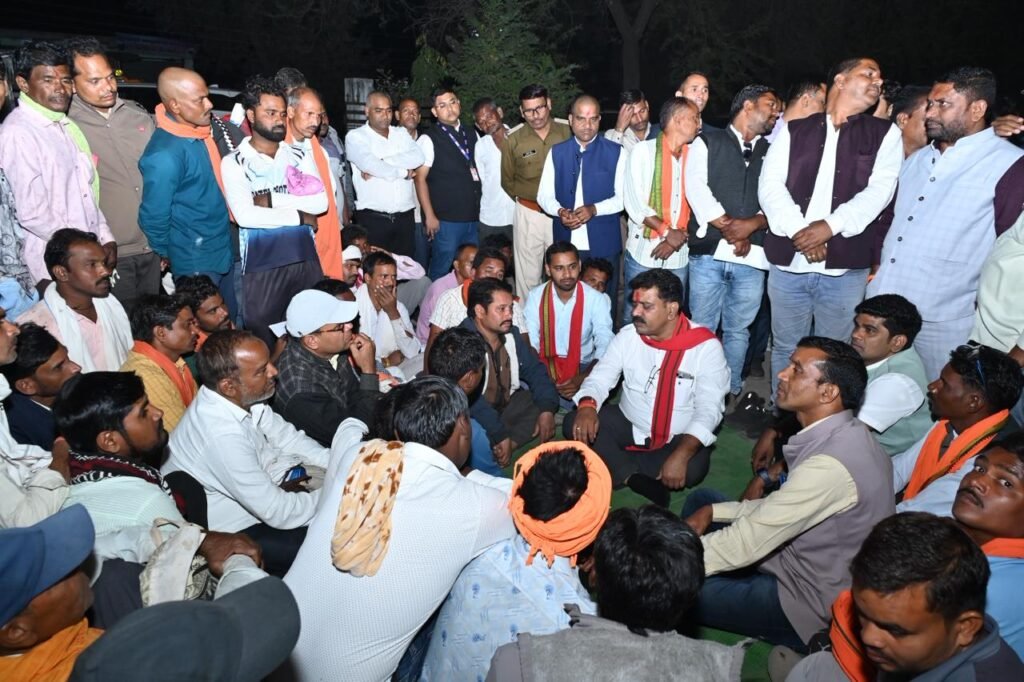 Patwari Suspended : बिग ब्रेकिंग…! Deputy CM किसानों के बीच बैठकर सुनी शिकायतें…इस कारण मौके पर ही किया पटवारी को सस्पेंड