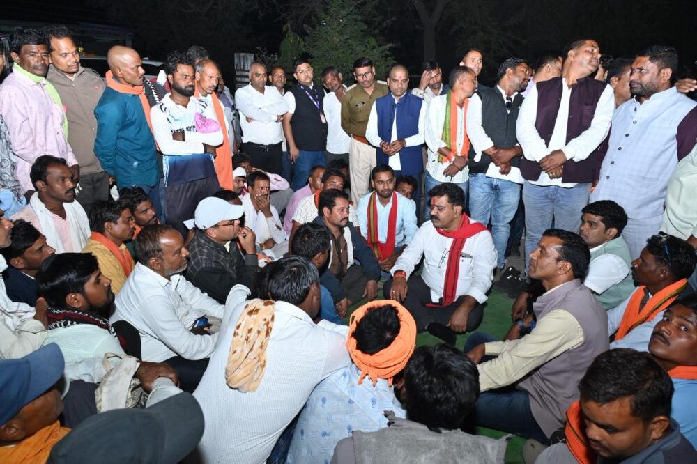 Patwari Suspended: Big Breaking News! Deputy CM sat among farmers and listened to their complaints... For this reason, the Patwari was suspended on the spot.