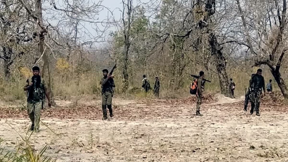 Breaking: Big news from Sukma! DRG soldiers killed three Naxalites... Firing continues in the Bhejji-Chintagufa forest... SP in constant contact with the soldiers.