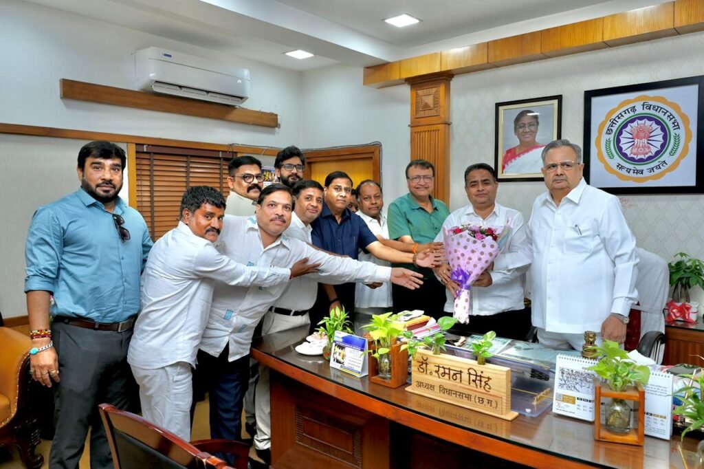 Swearing-in Ceremony : चेम्बर ऑफ कॉमर्स का स्नेहिल आमंत्रण…! सतीश थौरानी के नेतृत्व में डॉ. रमन सिंह से की स्नेह भेंट…नए विधानसभा के लिए दी शुभकामनाएं