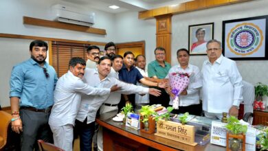 Swearing-in Ceremony: A cordial invitation from the Chamber of Commerce! A delegation led by Satish Thaurani paid a cordial visit to Dr. Raman Singh... The delegation extended their best wishes for the new Assembly.