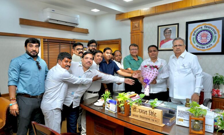 Swearing-in Ceremony: A cordial invitation from the Chamber of Commerce! A delegation led by Satish Thaurani paid a cordial visit to Dr. Raman Singh... The delegation extended their best wishes for the new Assembly.