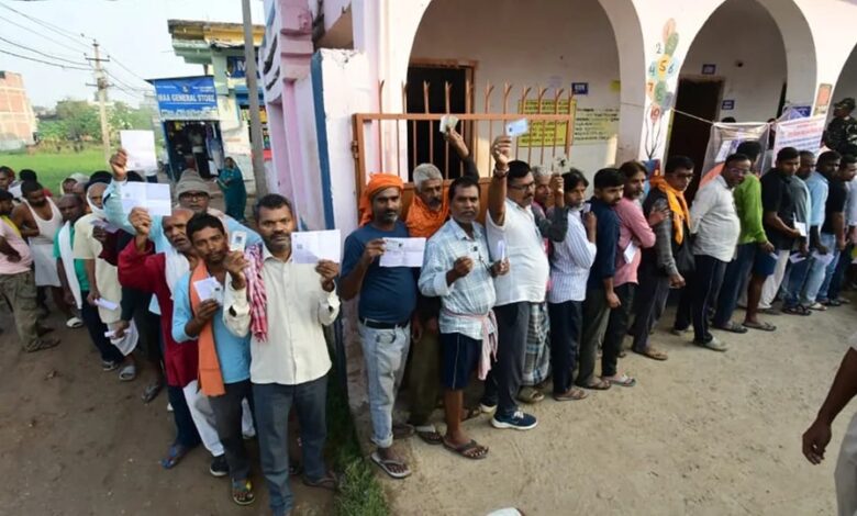 Bihar Election 2025 Voting: The first phase of voting saw tremendous enthusiasm...! Voters stood in long queues... Elderly people showed enthusiasm to cast their votes... See photos here
