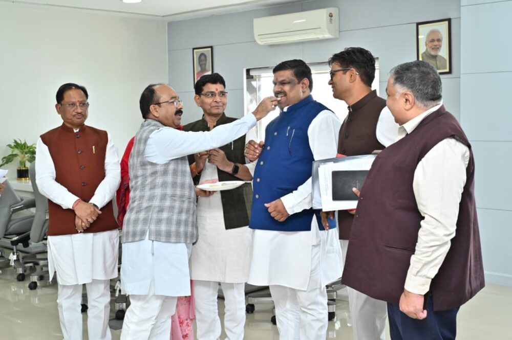 Bihar Election Results: Chhattisgarh celebrates NDA's victory in Bihar! Before the cabinet meeting, CM Sai and ministers celebrated by distributing sweets...see here