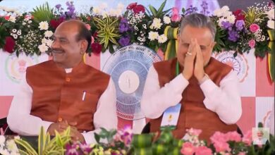 PM Modi lauded Dr. Raman Singh for his leadership and vision, calling him an inspiring leader of the democratic tradition. The former CM bowed down to him.