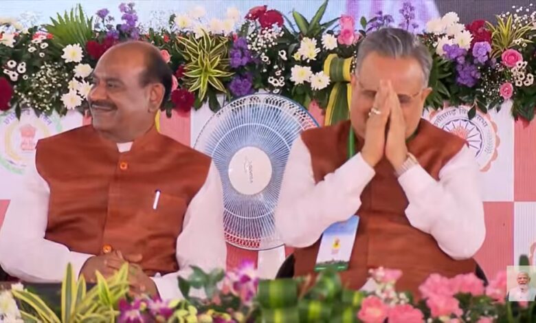 PM Modi lauded Dr. Raman Singh for his leadership and vision, calling him an inspiring leader of the democratic tradition. The former CM bowed down to him.