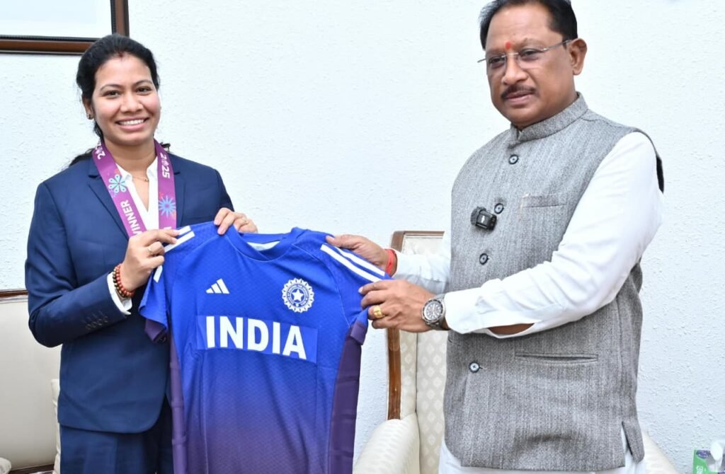 Courtesy Meet : वर्ल्ड कप विजेता भारतीय महिला क्रिकेट टीम की फिजियोथेरेपिस्ट आकांक्षा सत्यवंशी ने मुख्यमंत्री से की मुलाकात, खेल प्रतिभाओं को बढ़ावा देने के लिए राज्य सरकार प्रतिबद्धता के साथ कर रही है कार्य – मुख्यमंत्री