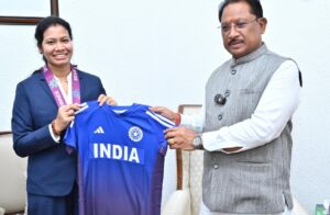 Courtesy Meet : वर्ल्ड कप विजेता भारतीय महिला क्रिकेट टीम की फिजियोथेरेपिस्ट आकांक्षा सत्यवंशी ने मुख्यमंत्री से की मुलाकात, खेल प्रतिभाओं को बढ़ावा देने के लिए राज्य सरकार प्रतिबद्धता के साथ कर रही है कार्य – मुख्यमंत्री