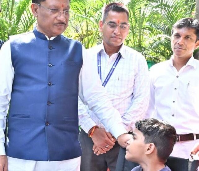 CG News: The Chief Minister has given new hope to Poonam, who draws with her feet – she will now receive education and scholarships at a special school.