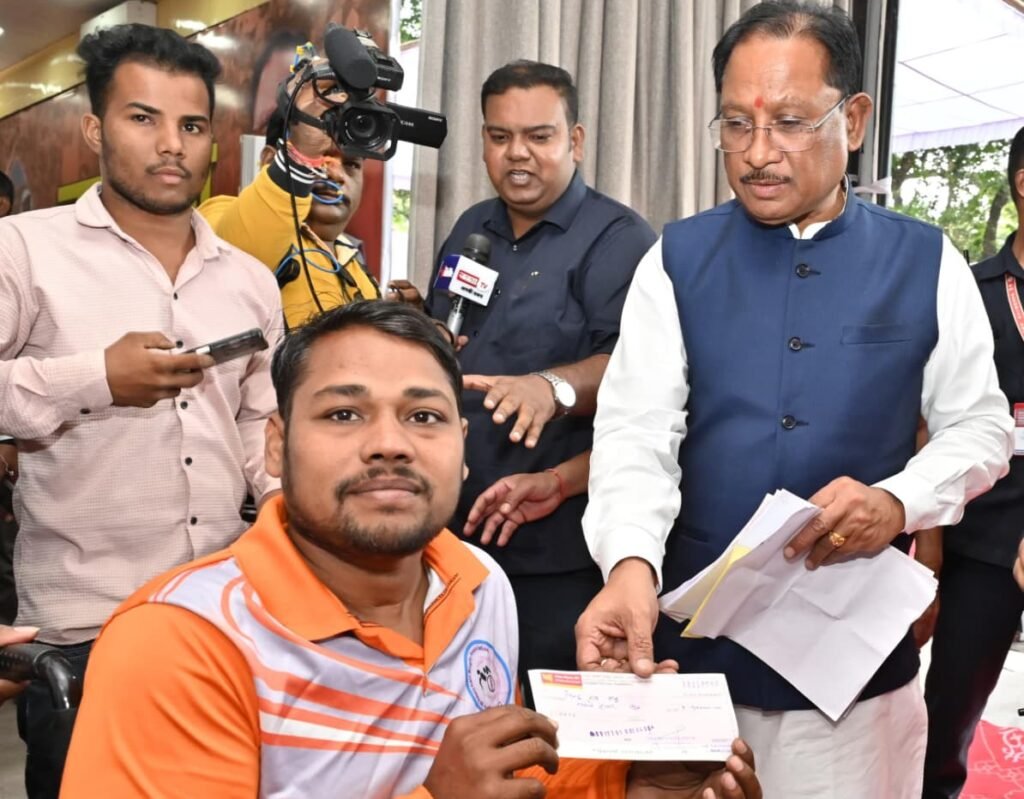 Special News : दिव्यांग रग्बी खिलाड़ी की मदद के लिए मुख्यमंत्री आगे आए, जनदर्शन में स्वीकृत किया 90 हजार रुपए का आर्थिक अनुदान, मुख्यमंत्री विष्णु देव साय ने चेक के माध्यम से प्रदान की सहायता राशि