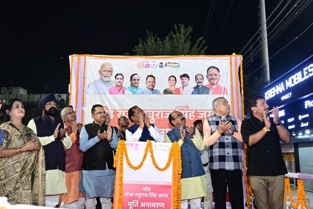 CM Vishnu  ने स्टेडियम में किया राजा रघुराज सिंह की प्रतिमा का अनावरण