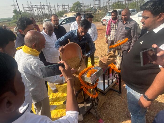 Paddy Purchased: Under the leadership of Chief Minister Vishnu Dev Sai, the process of purchasing paddy from the farmers of the state at the support price has started. Farmers were welcomed at the procurement centres by garlanding them
