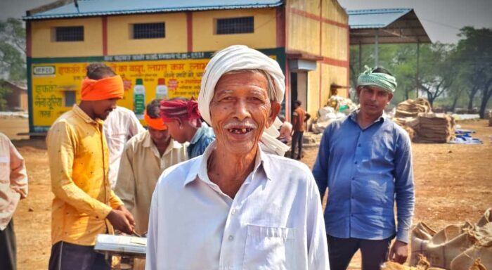 Balod: Elderly farmer Kolhu Ram Sahu is pleased with the ease of selling paddy. He received a token and a procurement center through a mobile app. He sold his paddy easily in Nipani.