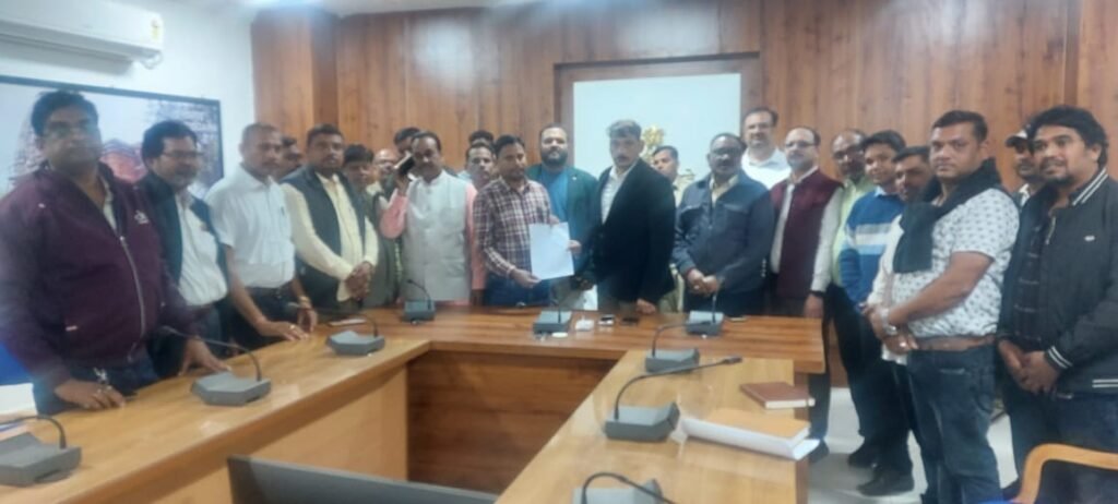 Strike Suspension : कबीरधाम में सहकारी समिति प्रबंधकों और ऑपरेटर्स की हड़ताल स्थगित, कलेक्टर गोपाल वर्मा को संघ ने हड़ताल स्थगन का सौंपा पत्र, 21 नवंबर लौटेंगे काम पर