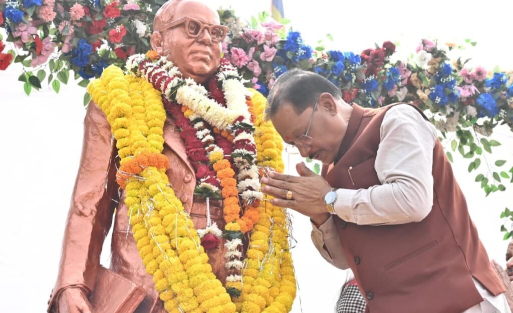 Constitution Day : मुख्यमंत्री विष्णुदेव साय ने संविधान दिवस के अवसर पर डॉ. भीमराव अंबेडकर की प्रतिमा पर माल्यार्पण कर किया नमन