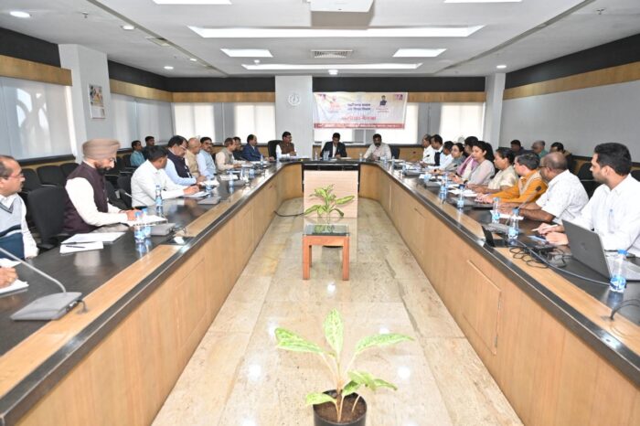 Review Meeting: Minister Tank Ram Verma chaired a review meeting of the Higher Education Department, giving instructions on the implementation of NEP 2020, promotion of graduate principals, and construction of e-classes and studios in colleges.