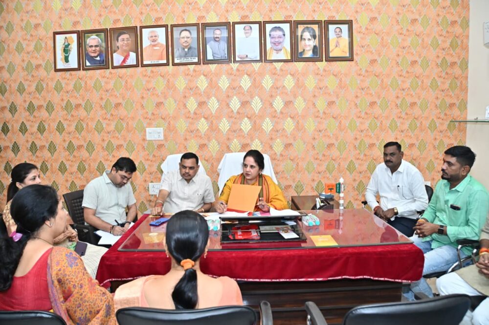 Mayor Strict: Mayor Meenal Choubey takes charge of the cleanliness drive! Emphasis on door-to-door garbage collection... Instructions for action against negligence in sanitation.