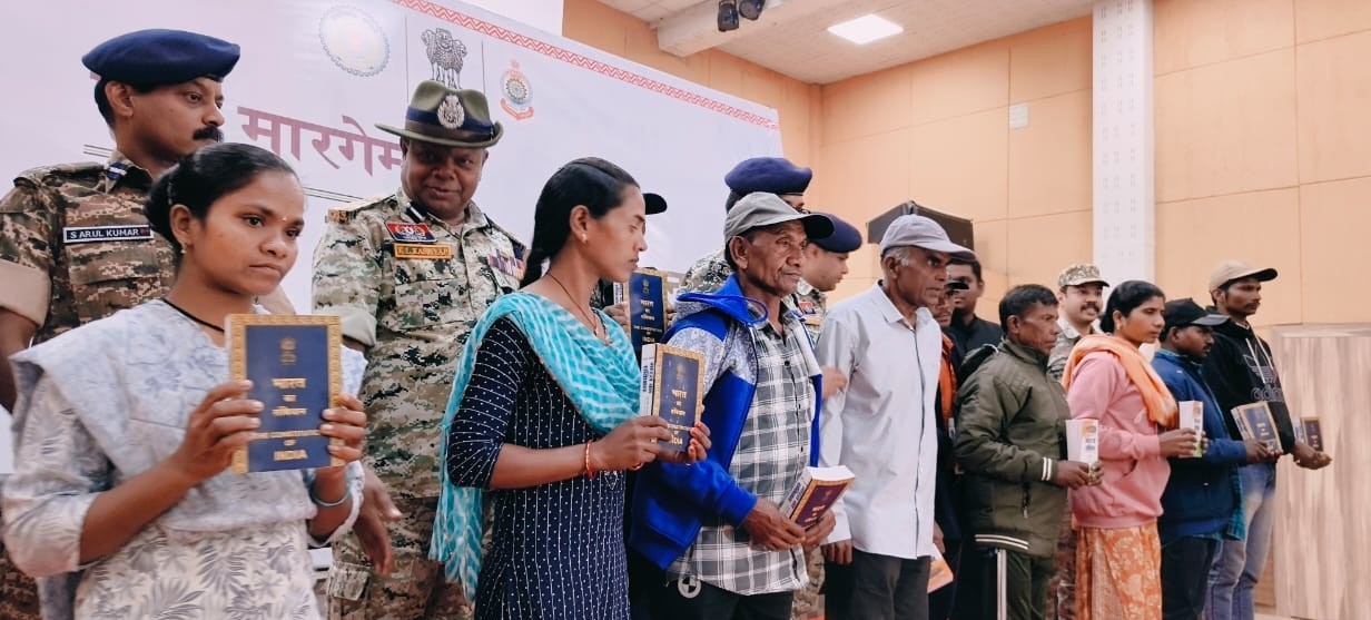 Poona Margam: A major breakthrough in Bastar...! 63-year-old senior DKSZC Maoist Chaitu and 10 other Naxalites surrender... Watch the video here.