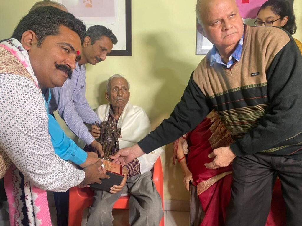 Jnanpith Award : ज्ञानपीठ से सुशोभित हुए विनोद कुमार शुक्ल…! छोटे कमरों से विशाल ब्रह्मांड रचने वाले लेखक ने बढ़ाया हिंदी साहित्य का गौरव…घर जाकर दिया गया हिंदी का सर्वोच्च पुरस्कार