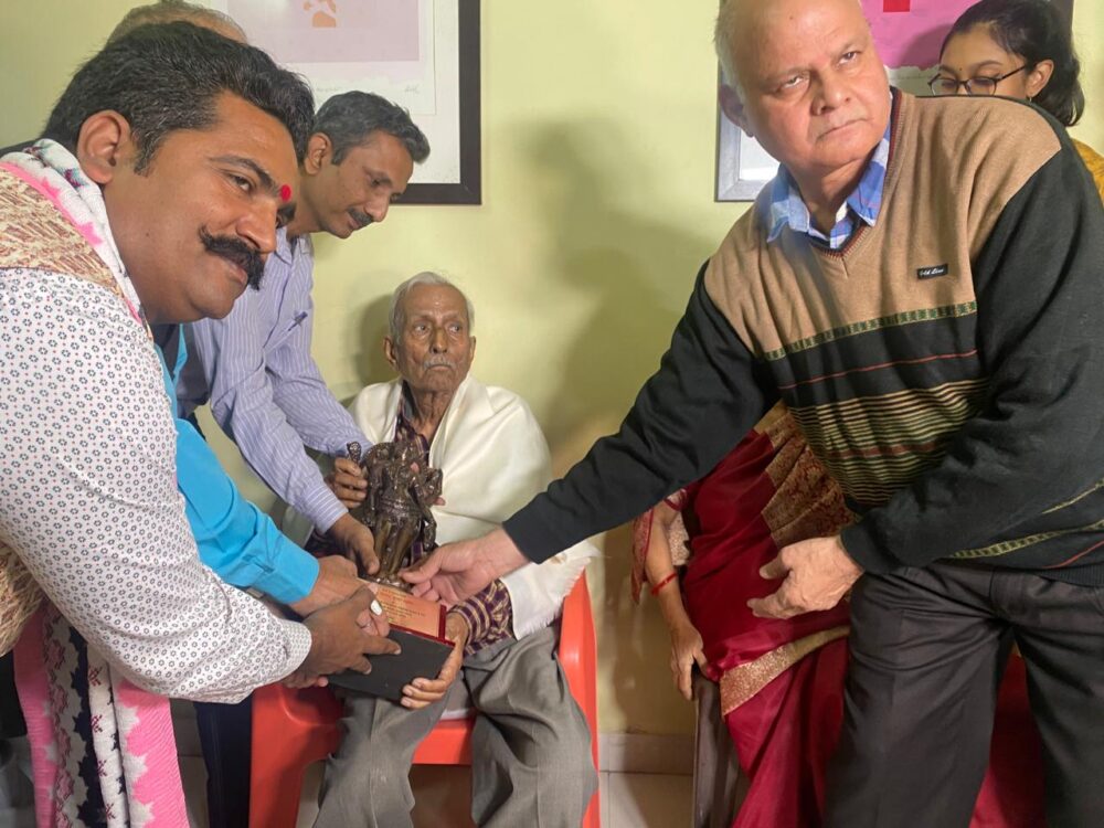 Jnanpith Award: Vinod Kumar Shukla honored with the Jnanpith Award! The writer, who created a vast universe from a small room, enhanced the glory of Hindi literature…Hindi's highest award was presented at his home.